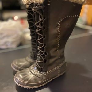 EUC SOREL BLACK JOAN OF ARCTIC BOOTS (look brown in pics)…You will love them!😃